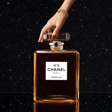 bouteille geante du parfum chanel 5ogne|biggest chanel perfume bottle.